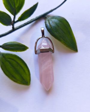 Colgante Punta de Cuarzo Rosa – Amor y Armonía